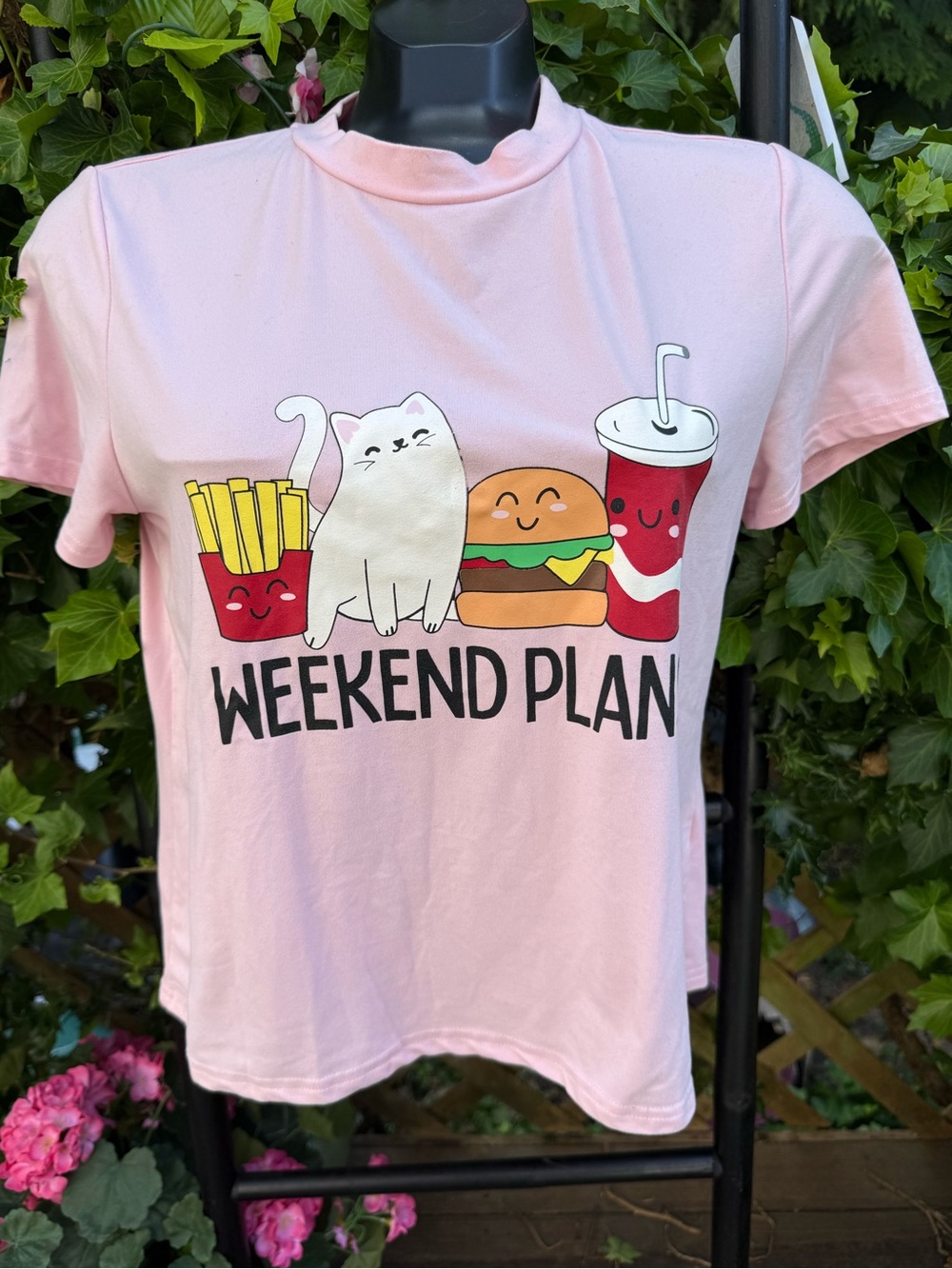 FUN 🐱 🍟 🥤 Tshirt ‘Weekend Plan Pink’ Graphic Tee Cotton URBAN PLANET brand
